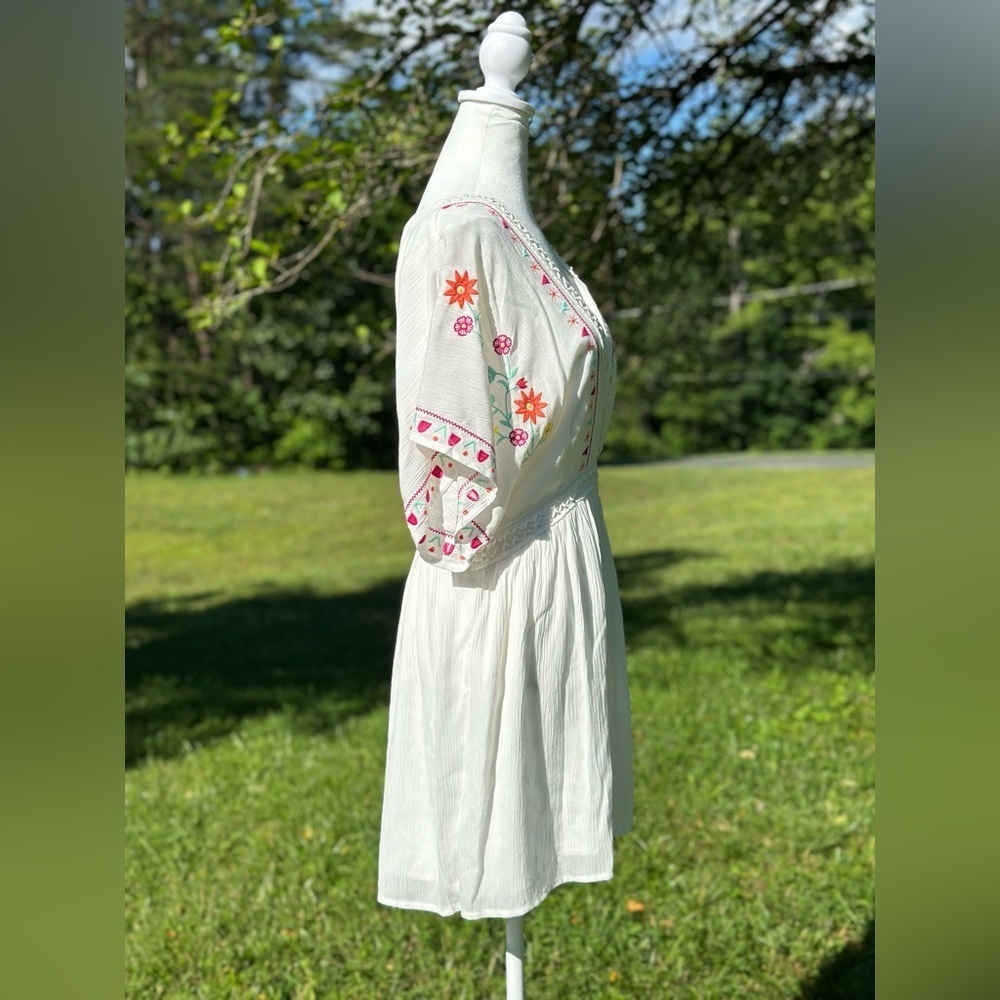 Jun & Ivy Short Sleeve V-Neck Embroidered Romper Size Large - Picture 4 of 7